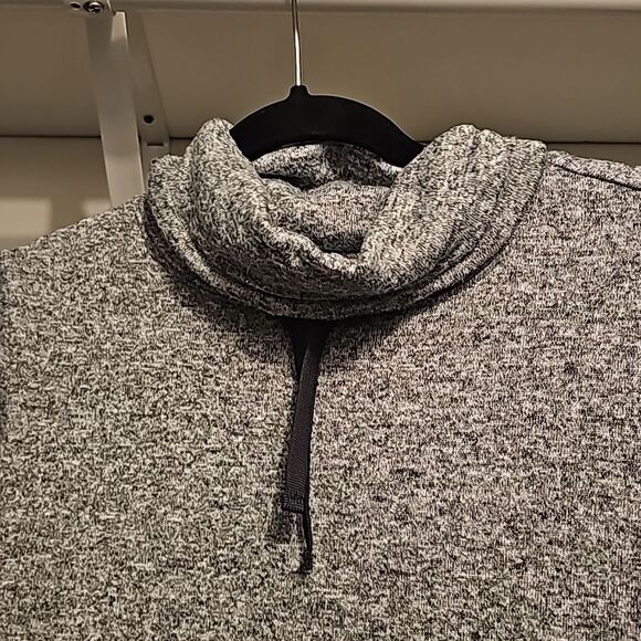 Long sleeve sweatshirt - size small - Picture 2 of 3